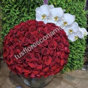 Esfera de rosas con orquidea