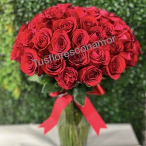 Jarrón con 50 rosas rojas