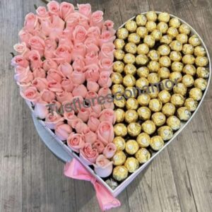 Corazón grande de rosas y chocolates