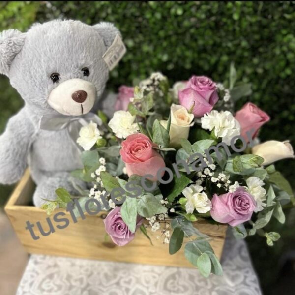 Tierno oso con rosas.