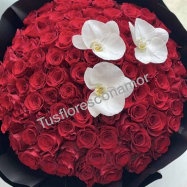 Ramo de rosas con orquídea